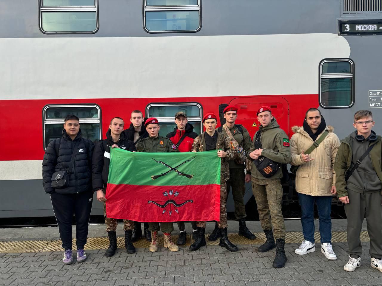 В Марий Эл, в центре военно-патриотического воспитания молодежи «Авангард» открылся слет военно-патриотических объединений республики.  В нем принимают участие и представители Запорожской области — юнармейский отряд имени Павла Судоплатова, в который входят и юноши из подшефного Куйбышевского муниципального округа.  В течение 5-ти дней их ждут уроки мужества, спортивные и интеллектуальные состязания, творческие конкурсы, психологические тренинги и игры.  В марийской республике ребята из Запорожской области не только освоят воинские премудрости, но и отдохнут от учебы на свежем воздухе в экологически чистом регионе страны, подружатся со сверстниками, узнают о культуре и традициях региона, который уже второй год оказывает шефскую помощь Куйбышевскому округу в самых разных сферах.  Чат РИА Мелитополь Оповещения РИА МЛТ