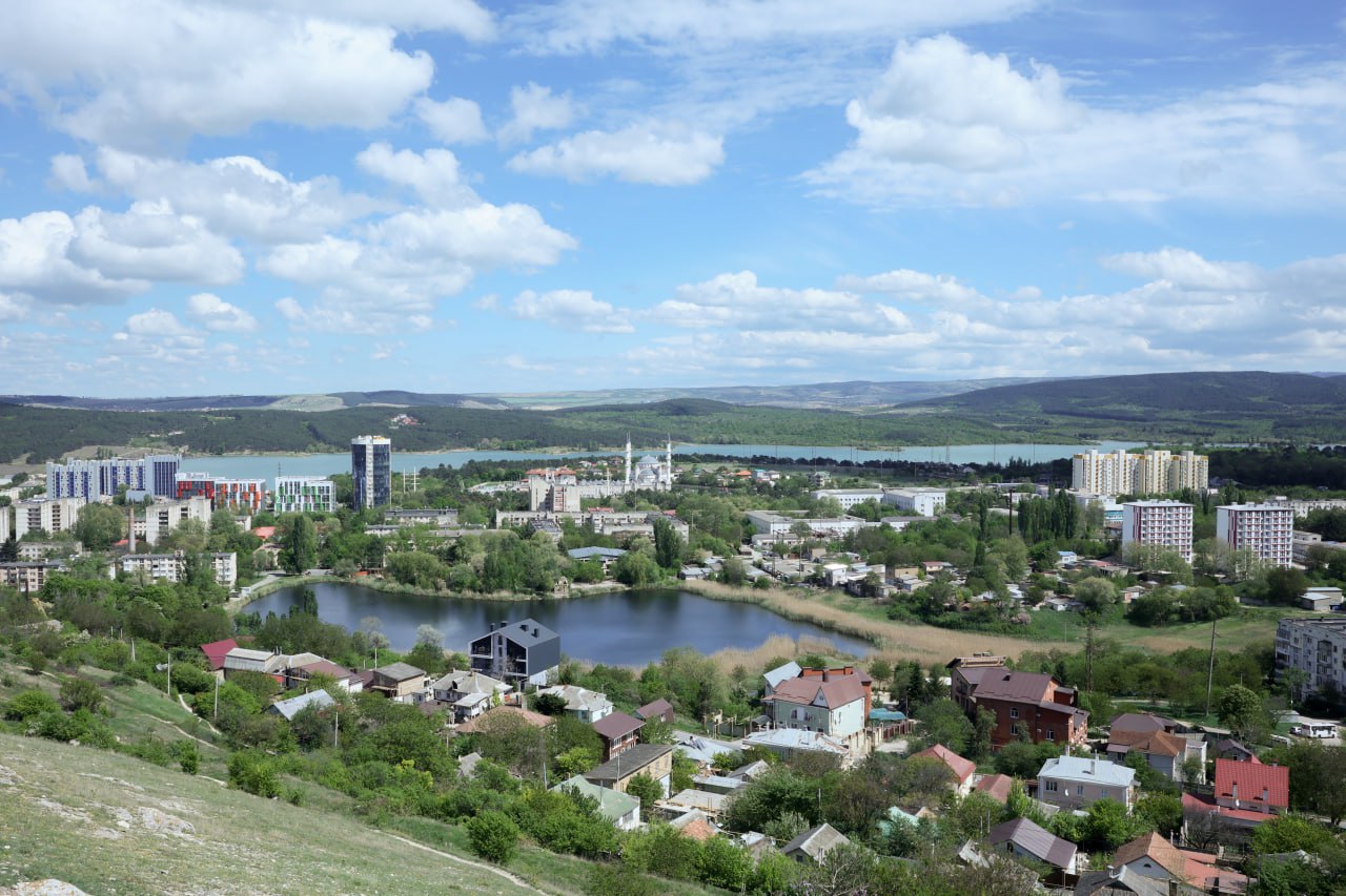 В Крыму более 26 тысяч земельных участков в СНТ остаются официально неоформленными Об этом сообщил глава республики Сергей Аксенов Речь идет о земле которая была распределена гражданам до марта 2014 года Для них пока действует упрощенный порядок оформления документов но он истекает в 2027 году Далее участок можно будет оформить только на общих основаниях В этом случае придется подтверждать совокупность многих условий и чаще всего дело решается в суде Поэтому специалисты советуют не откладывать это дело в долгий ящик По предварительным данным на сегодняшний день в Крыму зарегистрировано 719 СНТ на территории которых расположено более 77 тысяч земельных участков Из них официально оформлено более 51 тысяч отметил руководитель региона Для решения вопроса нужно обратиться в Минимущество Крыма 0 Подписаться на РИА Новости Крым