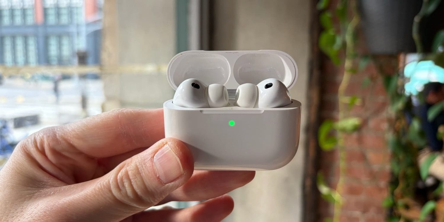Apple выпустила новые прошивки для AirPods Pro 2 и 3 Они получили номера 8B28 и 8B30 соответственно Что именно изменилось Apple не уточняет Но скорее всего это подготовка к релизу iOS 26 2 Прошивка устанавливается автоматически когда наушники в кейсе