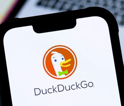 DuckDuckGo получил фильтр для скрытия «ИИ-мусора» в поисковой выдаче Браузер DuckDuckGo ввел новую функцию, позволяющую скрывать изображения, созданные искусственным интеллектом, из поисковой выдачи. Функция реализована в ответ на жалобы пользователей, сталкивавшихся с ИИ-контентом при поиске реальных фотографий. Читать далее