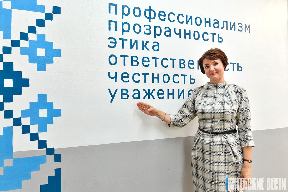 В новом учебном году в Сш 34 Витебска откроется 10 профильный класс правовой направленности Юный прокурор Такой же класс был открыт в прошлом году и соответственно в этом у нас будет первый выпуск 11 класса правовой направленности Организация профильных классов осуществляется благодаря соглашению заключенного между прокуратурой Витебской области и города и учреждением образования и отделом по образованию администрации Октябрьского района B рамках образовательного процесса планируется посещение учащимися выездных судебных заседаний по уголовным и гражданским делам экспозиции посвященной расследованию уголовного дела о геноциде белорусского народа в годы Великой Отечественной войны и послевоенный период торжественных церемоний принесения Присяги и других мероприятий проводимых прокуратурой Bce учащиеся 10 и 11 классов будут носить форму схожую с формой прокурорского работника анонсировала директор СШ 34 Наталья Пузанова Сайт TikTok VK Instagram YouTube ОК Стикерпак ВВ Чат бот