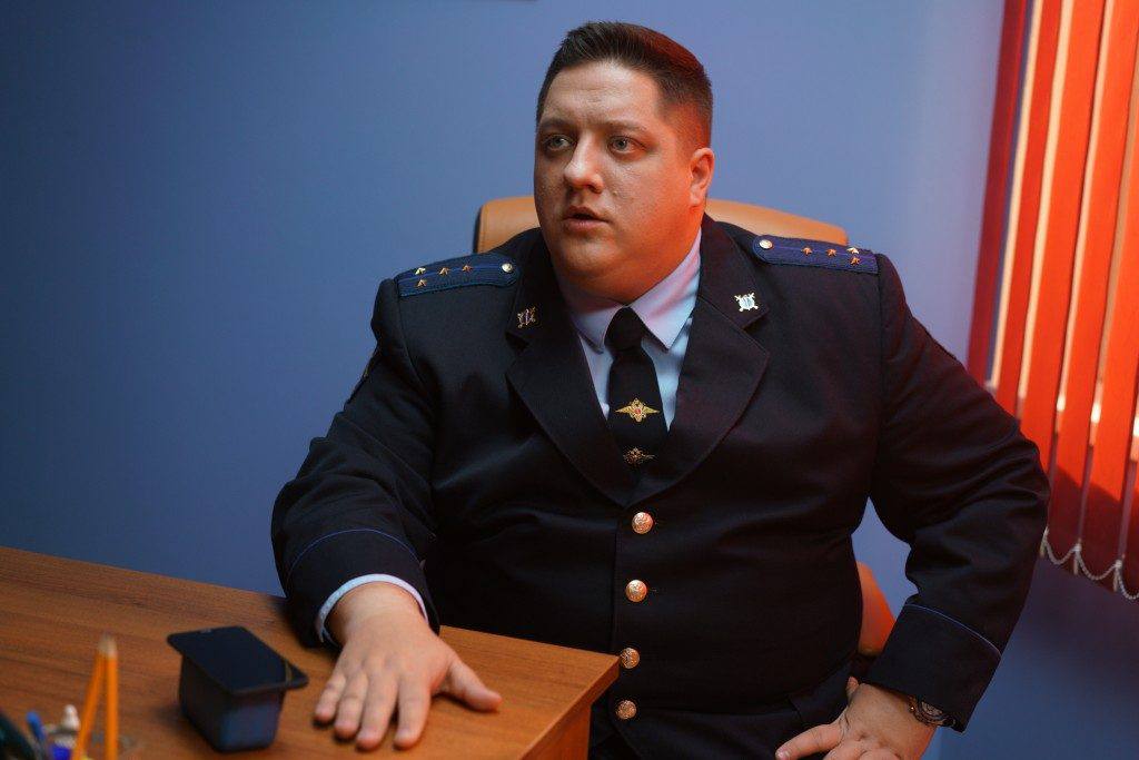 Актёр «Полицейского с Рублёвки» Роман Попов ослеп на один глаз из-за рецидива рака. У 40-летнего Романа Попова спустя семь лет ремиссии вновь обнаружили рак мозга — астроцитому третьей степени. В ожидании химиотерапии актёр продолжает сниматься. Болезнь осложнилась потерей зрения: «Болезнь вернулась в другой форме, но это тоже астроцитома третьей степени. Есть осложнение на зрение. Правый глаз — 0%, а левый — 300%. Впереди химия. Поборемся! До химиотерапии я точно снимаюсь. Надеюсь, что зритель ничего не заметит», — рассказал Роман в беседе со «СтарХитом».