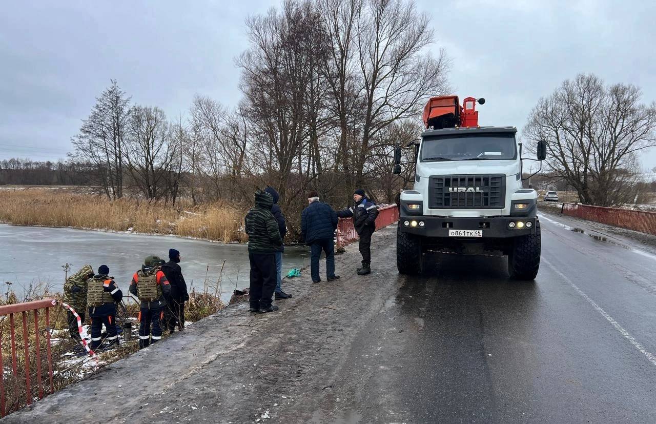 В Курской области автомобиль упал с моста и провалился под лёд     Происшествие произошло в Беловском районе на реке Псёл.    Машину извлекли водолазы Аварийно-спасательной службы Курской области комитета региональной безопасности.     К счастью, погибших и пострадавших нет.    «Вести.Курск». Только проверенная информация.