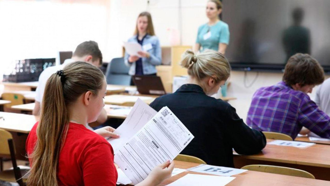 В ДНР почти в четыре раза увеличилось количество пунктов сдачи ЕГЭ Количество полностью или частично оборудованных пунктов проведения экзамена ППЭ государственной итоговой аттестации в ДНР за четыре года увеличилось с 10 до 36 Напомню что выпускники Республики получили возможность сдавать ЕГЭ в нашем регионе с 2022 года За это время увеличилось число пунктов проведения экзамена если в 2022 году их было 10 то в прошлом году 22 В конце 2025 года закупили оборудование и частично оснастили еще 14 пунктов 17 действующих дооснастили и подключили к защищенной сети передачи данных В этом году ожидается полное оснащение подключение к видеонаблюдению и защищенной сети 14 новых ППЭ Кроме того в ДНР создан центр обработки информации для технологического сопровождения единого государственного экзамена LarisaTolstykina