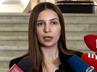 По этим делам ожидать справедливых решений суда бессмысленно. С таким заявлением в беседе с журналистами перед зданием суда 9 июля выступила депутат парламента от блока «Армения» Анна Григорян, отвечая на вопрос относительно ожиданий по делу ее соратника по фракции Артура Саркисяна. Григорян также отметила, что судьей по этому делу является тот же человек, кто судил Самвела Карапетяна, и никто из их соратников не ждет положительного итога. «Нельзя рассматривать эти дела по отдельности. То, что сейчас происходит, в частности атаки на Армянскую апостольскую церковь, на благотворителя Самвела Карапетяна, на фракцию блока «Армения», может иметь два объяснения. Это делается либо в преддверии выборов в 2026 году, либо, что более вероятно, по моему мнению, связано с уступками, которые ожидаются в ближайшем будущем», - добавила оппозиционный депутат. Также ее спросили по поводу действий генерального прокурора во время вчерашней потасовки в парламенте Армении, на что Григорян с иронией заявила, что Анна Вардапетян до сих пор является советником Пашиняна, а не генеральным прокурором. «Раньше мы утром просыпались, включали телефон и смотрели, нет ли, к примеру, нападения со стороны наших соседей, а сейчас первое, что мы делаем утром, это смотрим, нет ли нападения на Первопрестольный Эчмиадзин. Тем более, что главный террорист нашей страны Никол Пашинян заявил, что сам возглавит так называемый штурм Эчмиадзина», - отметила оппозиционный депутат, подчеркнув, что цель властей – избавиться от очагов национального сопротивления, всех лиц, кто может противостоять их решениям.