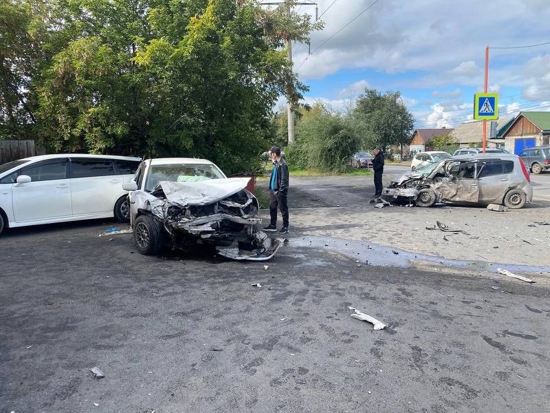 В Черногорске в ДТП пострадали двое водителей    Вчера, 17 сентября, около 09 часов 40 минут на регулируемом перекрестке произошло дорожно-транспортное происшествие.   По предварительной информации, водитель автомобиля Mitsubishi Colt, женщина 1978 года рождения, при движении по ул. Бограда выехала на перекресток, где допустила столкновение с автомобилем Toyota Premio, под управлением мужчины 1986 года рождения. От силы приложенного удара автомобиль Toyota Premio допустил столкновение с припаркованным автомобилем Toyota Wish.  В результате ДТП пострадали два человека. 46-летняя водитель автомобиля Mitsubishi Colt получила телесные повреждения в виде травм головы, закрытого перелома плеча и бедра. 38- летний водитель Toyota Premio получил телесные повреждения в виде открытого перелома голени.  По факту ДТП сотрудники Госавтоинспекции проводят проверку. Всех, кому что-либо известно по данному происшествию или кто имеет видеозапись ДТП, автоинспекторы просят позвонить в полицию по телефонам 8  390-31  6-23-22, 02, с сотового телефона.    Вести. Хакасия   Подписаться