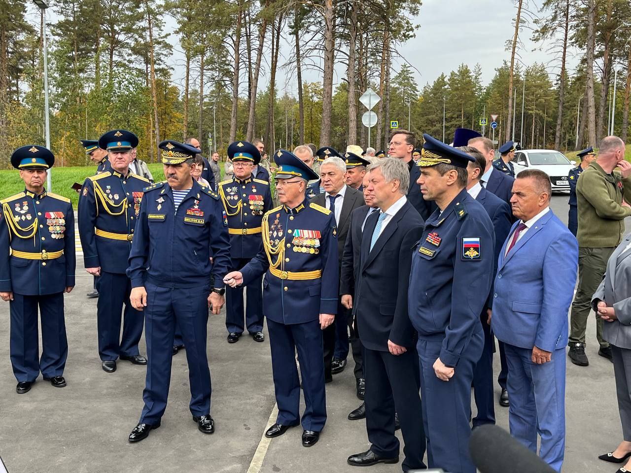 Новое Суворовское училище официально открыто.  Заместитель министра обороны РФ Юнус-Бек Евкуров торжественно перерезал ленточку.  На открытии также присутствуют Алексей Русских и Александр Болдакин.    Подписаться   Прислать новость