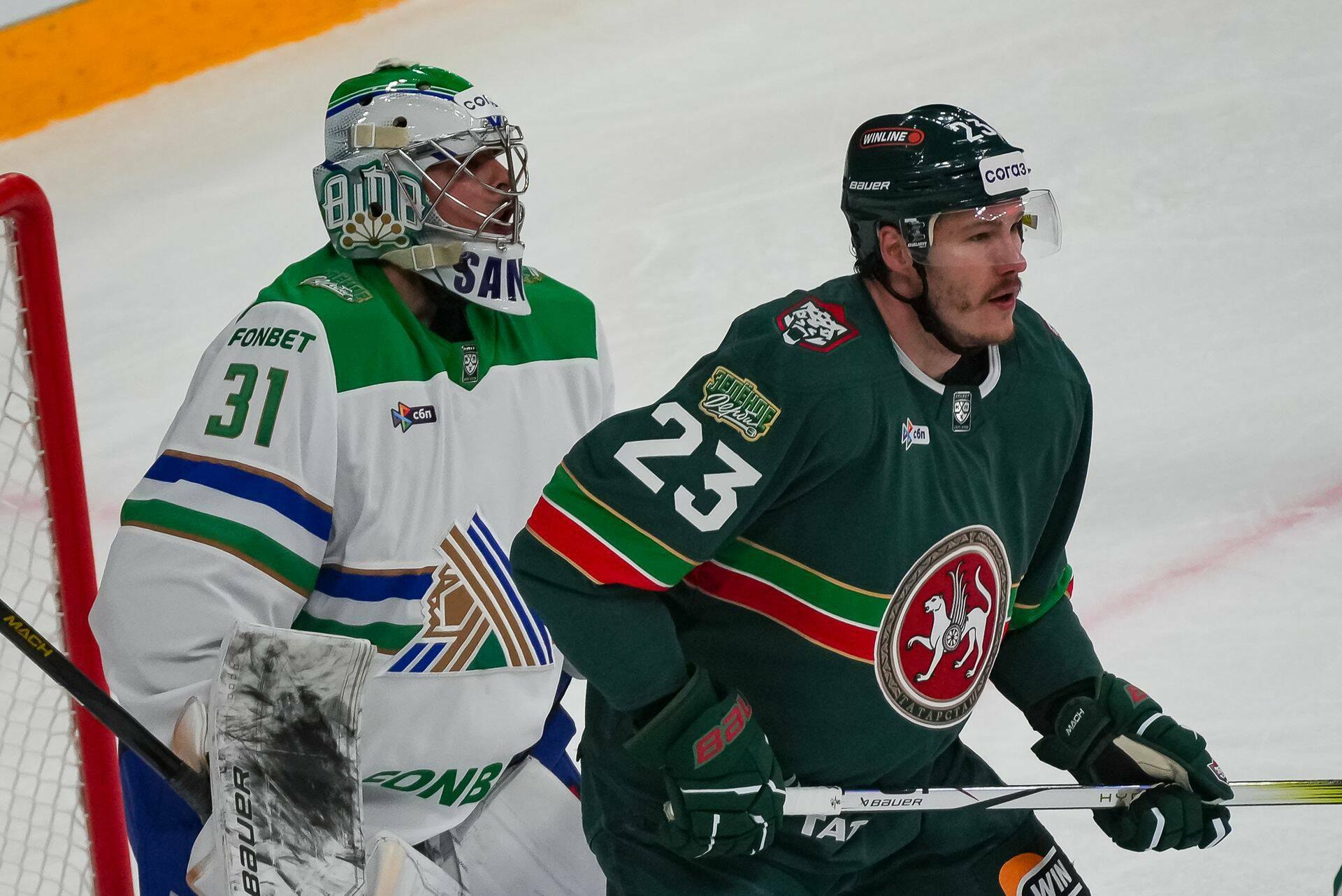 Ак Барс примет Салават Юлаев в четвертом Зеленом дерби сезона Сегодня казанский Ак Барс на своем льду примет уфимский Салават Юлаев в первом матче после возобновления регулярного чемпионата КХЛ Это будет уже четвертое Зеленое дерби нынешнего сезона В текущем сезоне КХЛ казанский Ак Барс занимает вторую позицию в таблице Восточной конференции набрав 48 очков и отстает от лидирующего Металлурга лишь на 5 баллов После единственного поражения в пяти последних турах от Салавата Юлаева 1 4 казанцы реабилитировались одержав победу над Нефтехимиком со счетом 3 1 Читать полностью