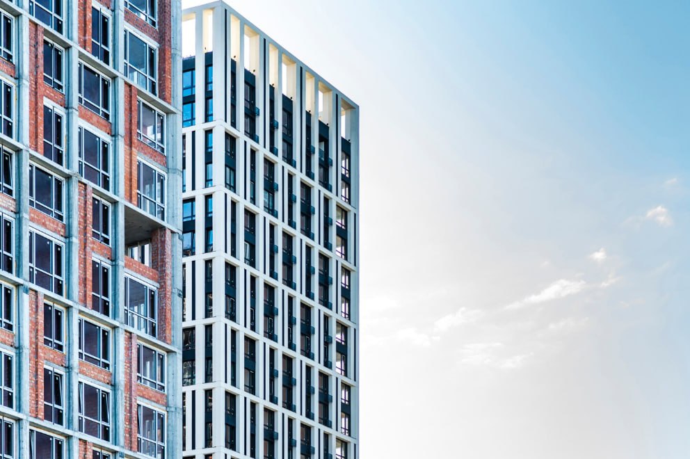 В Челябинске плата за содержание жилья первого декабря подскочит на 11 Заместитель Главы города по городскому хозяйству Александр Астахов представил проект решения согласно которому плата за квадратный метр жилья изменится В зависимости от наличия лифта мусоропровода и газового оборудования тариф составит от 24 66 до 33 12 рублей Это увеличение на 11 означает рост примерно на 2 3 рубля по сравнению с текущими ценами Изменение касается нанимателей государственного или муниципального фонда собственников жилья которые выбрали способ управления многоквартирным домом а также собственников которые ещё не определились с размером платы на общем собрании многоквартирного дома ПОДРОБНЕЕ URALPRESS RU