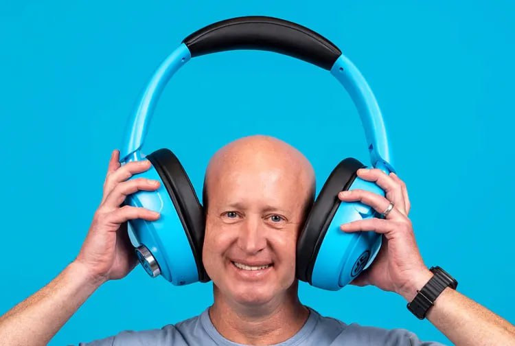 Пов когда действительно взяли самый большой размер JLab представила наушники колонку Blue XL которая выглядит как гигантские наушники Носить на голове не рекомендуется Кому бы подошли такие наушники Халку Таносу Мегамозгу Шреку