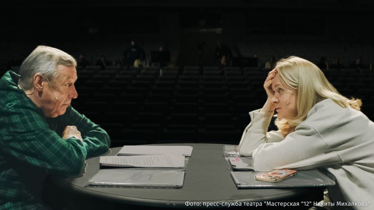 Михаил Ефремов выйдет на сцену театра Мастерская 12 Никиты Михалкова 25 и 26 марта это будет его первое выступление на сцене после освобождения из колонии Он сыграет главную роль в психологической драме Без свидетелей ставят которую Никита Михалков и Александр Адабашьян Партнёршей Ефремова по сцене стала народная артистка России Анна Михалкова По сюжету бывшие супруги спустя годы случайно оказываются наедине и за внешне спокойной беседой скрываются боль воспоминания и чувства которые заставляют героев вновь столкнуться с прошлым  В июне 2020 года Михаил Ефремов в состоянии алкогольного опьянения устроил ДТП водитель сбитой им машины погиб Суд приговорил артиста к 8 годам колонии позже срок был сокращён до 7 5 лет 24 марта 2025 года Ефремову одобрили условно досрочное освобождение 9 апреля он вышел на свободу Артист сам обратился к режиссеру с просьбой взять его на работу Михалков лично представил Ефремова труппе отметив что судьба многому научила актера и он сумел переосмыслить многие вещи IZ RU в Telegram в MAX