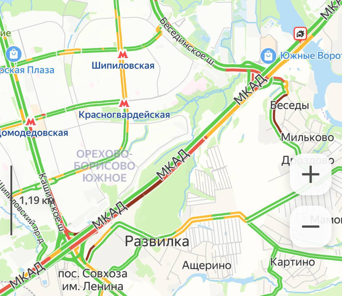 На 19-м километре МКАД возле Бесединского моста образовалась большая пробка из-за грузовика, который опрокинулся.   Движение затруднено на участке протяженностью 4,5 километра.