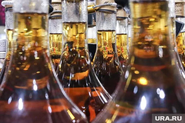 Всплеск контрафактного алкоголя За первые три месяца 2025 года в регионе изъяли 43,3 тысячи литров нелегального алкоголя — это в 14 раз больше, чем за тот же период прошлого года. В основном подделывают алкоголь среднего и дешёвого сегмента. Случаев подпольного производства не выявлено — чаще всего контрафакт завозят в регион. Между тем в марте зафиксирован рост цен на алкоголь в городе на 6% с конца декабря.