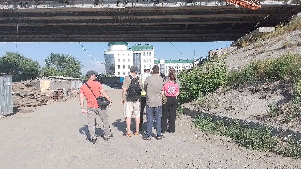 Стало известно, почему застопорился ремонт моста у Телецентра  В Омске продолжаются ремонтные работы на мосту им. 60-летия ВЛКСМ, как говорит подрядчик, его готовность составляет на сегодняшний день 20 %.   Закончить ремонт правой стороны моста планировали в мае, но ход работ задерживается из-за вновь обнаруженных дефектов.   Объем работ предстоит большой, и срок переключения движения переносится на конец сентября, октябрь. Но на общий срок контракта, как уверяет подрядчик, это не повлияет.  Читайте наш репортаж на сайте, на сегодняшнем выезде журналистам показали, что происходит на объекте.