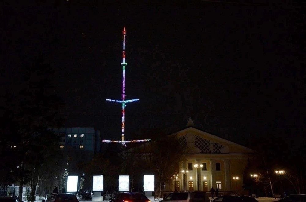 1743 ru Новости Оренбурга Телевышка в Оренбурге засияет в честь Дня создания Союзного государства Телевизионная мачта РТРС в Оренбурге вечером 8 декабря устроит световое шоу в честь 26 й годовщины подписания Договора о создании Союзного государства России и Беларуси С 18 00 до полуночи конструкция будет подсвечена цветами российского и белорусского флагов а на медиафасаде появится надпись 8 декабря День создания Союзного государства К акции присоединятся и другие высотные объекты РТРС по всей стране от Благовещенска и Мурманска до Самары Уфы и Челябинска Договор о создании Союзного государства Россия и Беларусь подписали 8 декабря 1999 года После ратификации парламентами двух стран документ вступил в силу 26 января 2000 года и стал символом их тесного партнёрства и исторического единства Фото подробнее на канале 1743 ru Новости Оренбурга