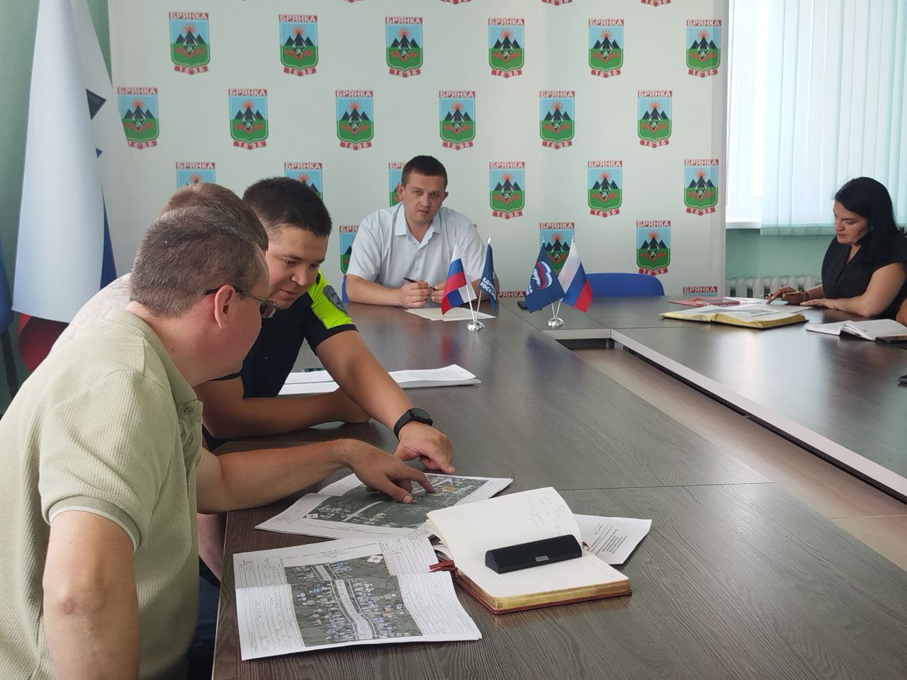 25 июня, под председательством Главы Администрации городского округа муниципальное образование городской округ город Брянка Евгения Морозова, состоялось рабочее заседание комиссии по обеспечению безопасности дорожного движения с участием представителей Администрации, отделения государственной инспекции безопасности дорожного движения отдела Министерства внутренних дел Российской Федерации «Брянковский», управления автомобильных дорог ГКУ ЛНР «Служба автомобильных дорог Луганской Народной Республики», участка ООО «Проектстрой», ГУП ЛНР «Луганский Автодор» и МУП «Комсервис» города Брянки. На заседании комиссии рассмотрены вопросы о выполнении ранее данных протокольных поручений, об обеспечении безопасности дорожного движения на участке автомобильной дороги 43 ОП РЗ 43К-04 проходящей по территории муниципального образования городской округ город Брянка, о проведении профилактической работы среди учащихся образовательных учреждений по вопросу безопасности на дорогах. Начальник ОГИБДД ОМВД России «Брянковский» Александр Сопов предоставил доклад о дорожно-транспортных происшествиях, в котором подчеркнул, что количество аварий на дорогах становится все больше. За 5 месяцев текущего года произошло 32 ДТП, из которых 3 ДТП с пострадавшими, в результате которых участники получили травмы и, к несчастью, есть погибший. Уровень тревоги повышают факты управления транспортными средствами несовершеннолетними лицами в возрасте от 14 до 18 лет. "Принято решение об усилении профилактической работы со школьниками и их родителями, в том числе с привлечением к данной работе дружин ЮИД", - прокомментировала ситуацию первый заместитель Главы Администрации Наталья Пшеничнюк. "Вскрыли проблемные вопросы, наметили пути и сроки их решения. Обсудили с коллегами тему безопасности дорожного движения в отдаленных жилмассивах; мероприятия по уменьшению опасности участков автомобильных дорог по ул.Московская, в направлении пгт Южная Ломоватка, ул.Саксаганского и др. В ходе продолжительной дискуссии дал поручение службам в кратчайшие сроки устранить проблемные вопросы. Уверен, что своевременные реагирования и совместные усилия всех заинтересованных структур помогут сохранить жизнь и здоровье водителей и пешеходов", - подытожил встречу Глава города Евгений Морозов.