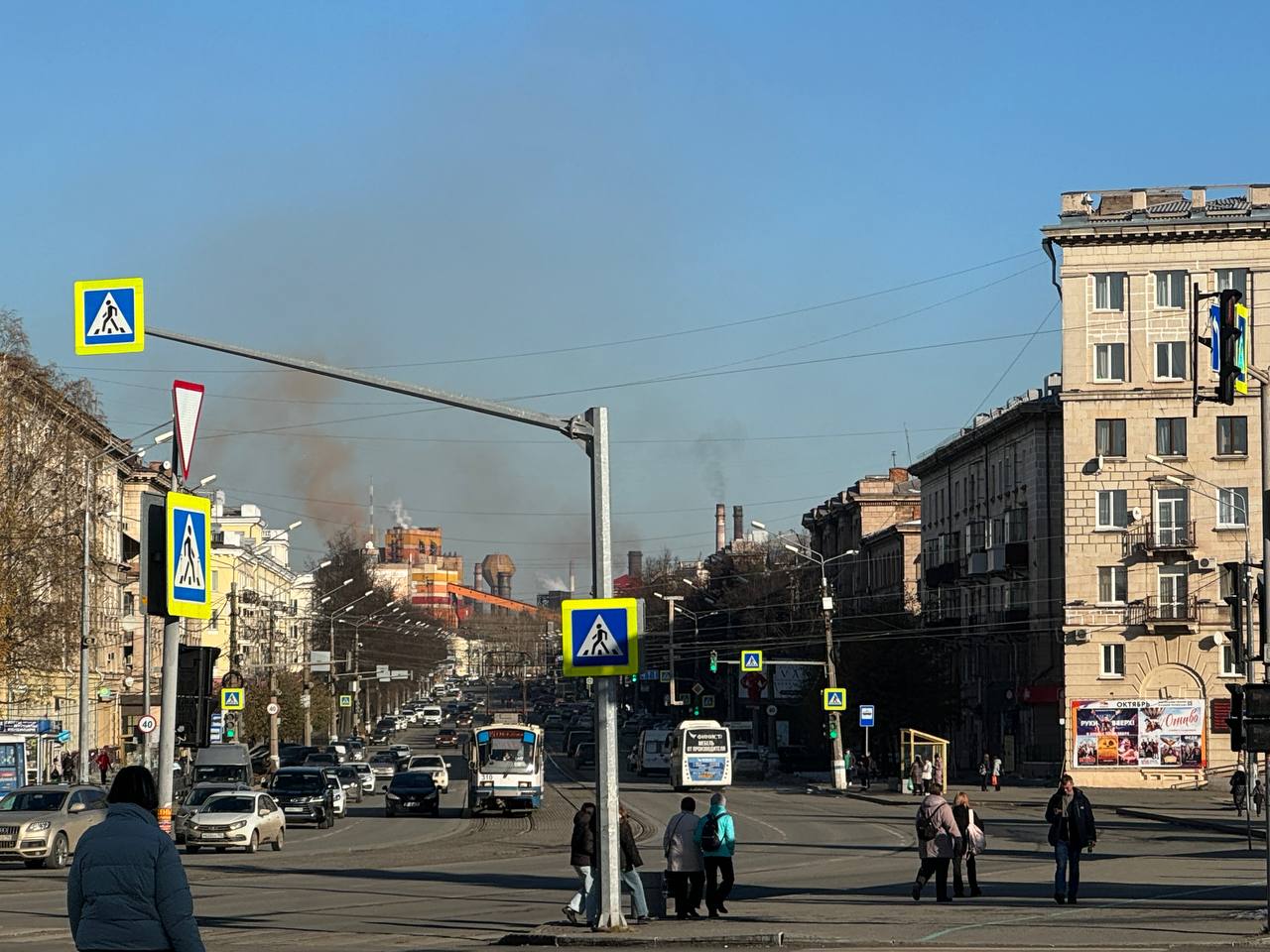 Доброе утро!  Стоп, или не очень доброе.   Вчера вечером был такой вид. Собственно, как и последнюю неделю, а то и больше. Неудивительно, что УГМС нашла нарушения нормативов.  Например, 14 октября выявилось превышение до 1,1 ПДК оксида азота. Днем позже значение поднялось до 1,8. Ко всему прочему присоединился оксид углерода. Он превышал норму в 1,2 раза.   Вот сколько делаем замеры, такие вещества выскакивают редко, если не впервые. Датчики что ли новые?    Подписаться   Присылайте фото, видео и новости