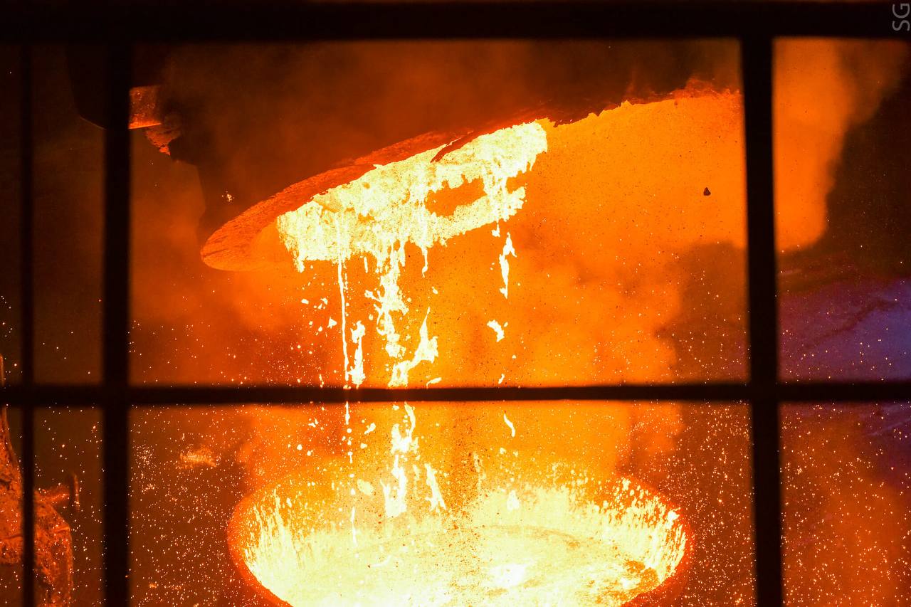 Мировое подорожание металлов играет нам на руку За последнюю неделю экспортные цены на российскую стальную заготовку поставки в марте порты Чёрного моря прибавили 5 6 и дошли до 448 450 т Если переводить с языка цифр для российских сталеваров это открывает неплохие перспективы 1 заводы загружают мощности как минимум на все I полугодие 2026 2 общий рост цен помогает закладывать растущие издержки в отпускной прайс 3 для Северстали это очень кстати ибо в последний год у них все не слава богу по итогам 2025 14 к выручке 42 к EBITDA а дивиденды за 4 кв 2025 совет директоров рекомендовал не выплачивать Но новости лишь ограниченно позитивны у медали есть оборотная сторона в Турции реальный интерес к российской заготовке пока недостаточно высокий чтобы радикально изменить ситуацию Основной покупатель вывозит сталь в весьма скромных объемах аналитики видят риск разворота во II полугодии 2026 рост цен прекратится а издержки скомпенсируют прежнюю прибыль