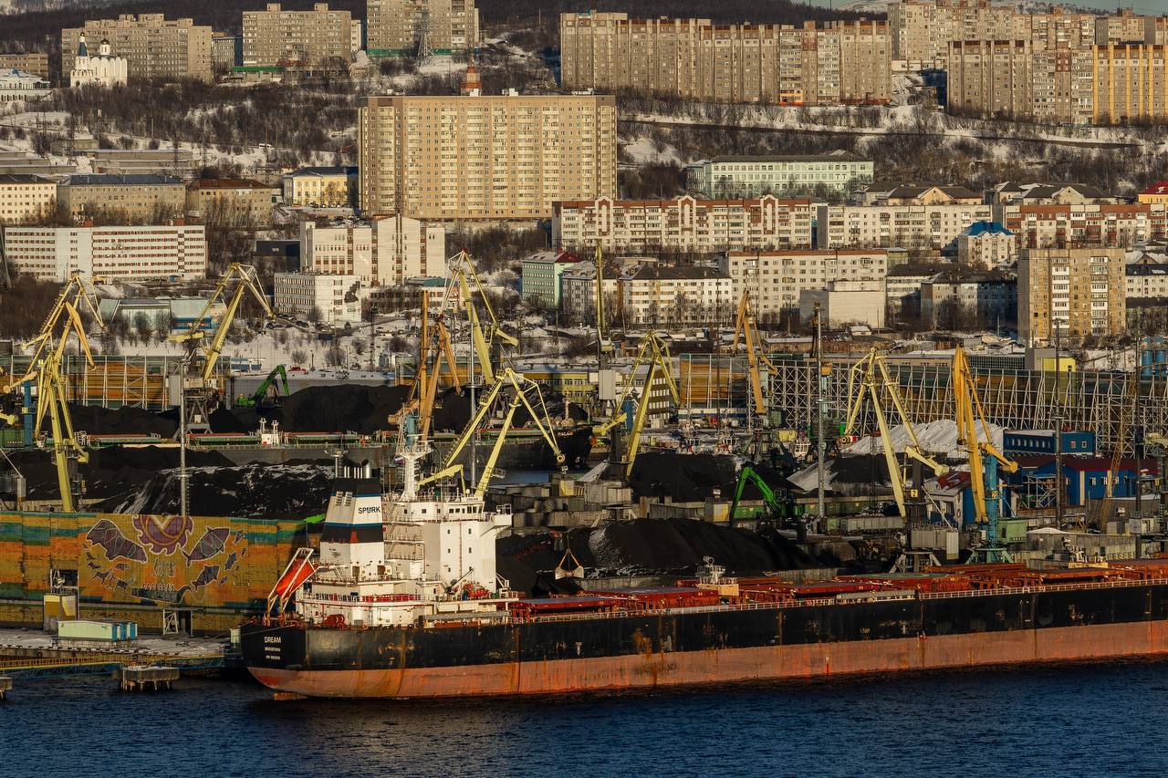 Вечерний Мурманск  Морской совет перезапустят в Мурманской области Губернатор Мурманской области Андрей Чибис перезапускает работу Морского совета при правительстве региона Он будет действовать в рамках работы Морской коллегии РФ и при поддержке Президента РФ Владимира Путина поспособствует реализации проектов направленных на развитие мурманского порта Совет будет комплексно работать в различных направлениях от судоремонта и подготовки кадров до внедрения современных технологий в области транспорта безопасности судоходства и морского туризма Глава региона отметил что порт имеет большие перспективы Северный морской путь является важной частью трансарктического транспортного коридора который связывает все арктические регионы Ключевыми направлениями здесь стали работа с разными видами грузов и подробнее на канале Вечерний Мурманск