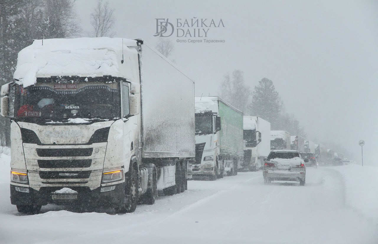 Движение грузовиков ограничили на трассе в Бурятии из за снегопада Ограничение ввели на участке трассы с 465 по км 495 км от села Вознесеновка до села Тарбагатай в Тарбагатайском районе Мера действует в профилактических целях чтобы не мешать технике устранять последствия снегопада фото из архива