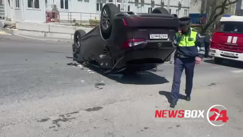 ДТП во Владивостоке: Lexus перевернулся после столкновения с Toyota Prius