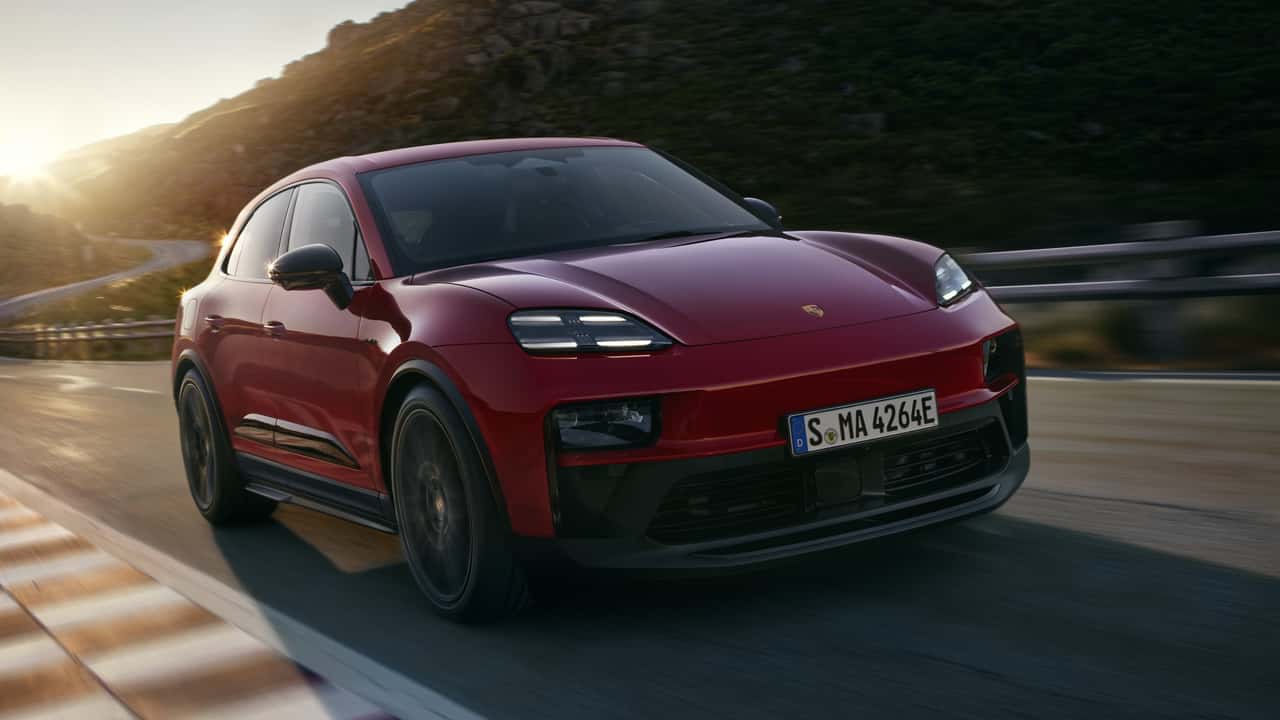 Электрический Porsche Macan GTS 2026 года Новый уровень мощности для первого электрического SUV от Porsche Macan GTS 2026 года обладает двумя электромоторами суммарной мощностью 563 л с и разгоном до 100 км ч за 3 6 секунды Спортивный дизайн система Torque Vectoring Plus и возможность заказа уже сейчас по цене от 103 000 Первые поставки ожидаются весной 2026 года