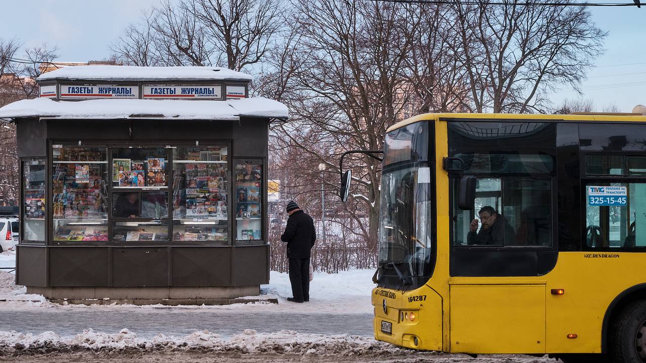 В России запретили продажу сигарет и вейпов на остановках общественного транспорта Соответствующий законопроект сегодня приняли депутаты Госдумы Авторы законопроекта указывают на недопустимость продажи табака и вейпов в местах большого скопления людей так как это приводит к повышению их доступности для граждан в первую очередь для молодёжи Принятый закон устанавливает запрет на розничную торговлю табачной или никотинсодержащей продукцией в том числе вейпами кальянами на остановках общественного транспорта городского и пригородного сообщения