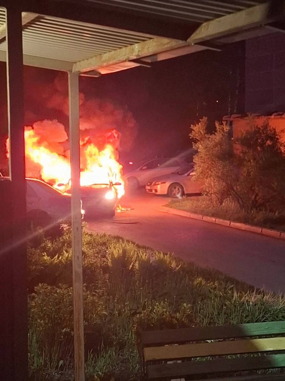 Легковушка взорвалась во дворе многоэтажки в Новосибирске По предварительным данным в машине взорвался газовый баллон. Водитель получил ожоги, но остался жив.