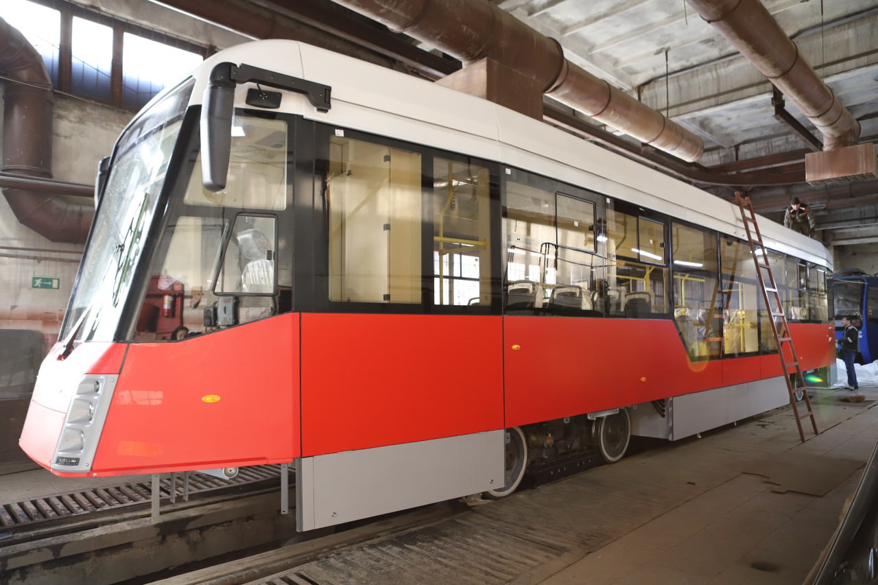 Два новых трамвайных кузова получил МУП Иркутскгортранс Специалисты предприятия поставят их на собранные из новых запчастей тележки В этом году на маршруты уже выпустили два таких трамвая Представители завода изготовителя проводят технологическое подключение и пусконаладочные работы Трамваи проходят техосмотр и обкатку и только после этого выпускаются на линии Такой подход позволяет обновлять пассажирский транспорт с меньшими затратами Стоимость одного вагона снижается в несколько раз Верблюд в огне