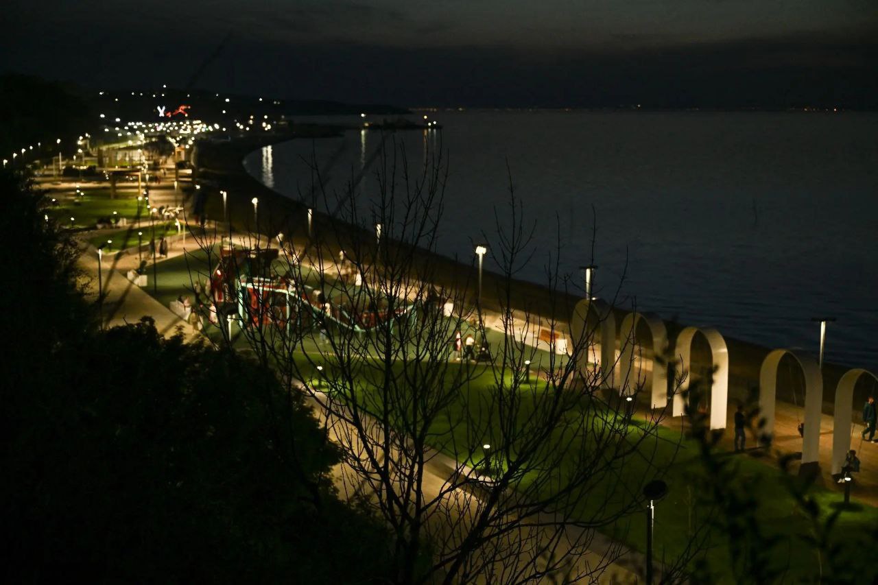 В Темрюкском районе завершили благоустройство набережной Прибрежную территорию в станице Тамань обновили благодаря победе во Всероссийском конкурсе лучших проектов создания комфортной городской среды нацпроекта Инфраструктура для жизни В этом году реализовали второй этап благоустройства На площади около двух гектаров создали прогулочные зоны места для тихого и пляжного отдыха установили детские и спортивные площадки сделали системы уличного освещения Теперь прогулки по набережной стали комфортнее Сейчас обновленную территорию уже украшают к предстоящим новогодним праздникам устанавливают иллюминацию рассказал врио министра ТЭК и ЖКХ региона Вячеслав Шапошник Читайте нас в MAX