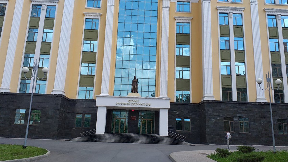 В Ростове за попытку подорвать грузовик с военными осудили жительницу Запорожской области Южный окружной военный суд отправил на 16 лет в колонию 64-летнюю жительницу Запорожской области Ларису Гавриленко. Она действовала по заданию СБУ. В сентябре 2023 года забрала из тайника два самодельных взрывных устройства. На парковке у магазина закрепила взрывное устройство между кабиной и грузовым отсеком автомобиля для перевозки военнослужащих РФ, а затем активировала взрыватель. Он был рассчитан на взрыв по истечении 2 часов 45 минут. Однако взрывчатку нашли и обезвредили, а даму задержали. Подпишисьна 1Rnd Предложинам новость