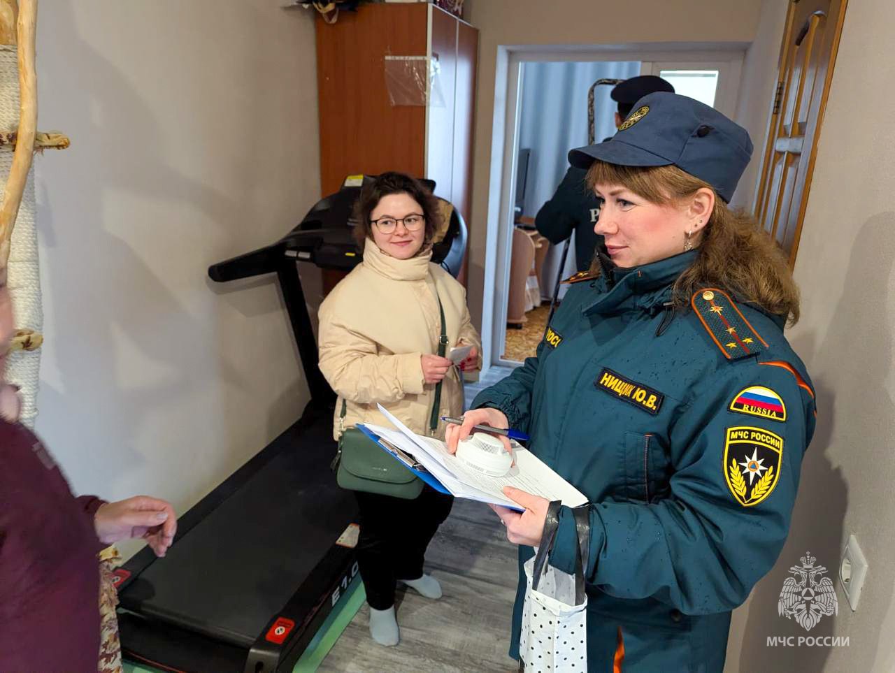 Профилактика с заботой: автономные пожарные извещатели – ветеранам пожарной охраны Сотрудники МЧС России и Управления социальной политики провели особый рейд в Первоуральске. Что сделано? 6 семей ветеранов пожарной охраны получили автономные пожарные дымовые извещатели – эти приборы вовремя предупредят об опасности! Специалисты провели инструктажи по пожарной безопасности, уделив внимание исправности электропроводки, безопасности печного отопления. Помните! Пожарный извещатель может спасти жизнь – он реагирует на первые признаки возгорания! При пожаре немедленно звоните: 101, 112. #МЧСРоссии #МЧС66 #СвердловскаяОбласть #МЧССвердловск #СвердловскаяОбласть