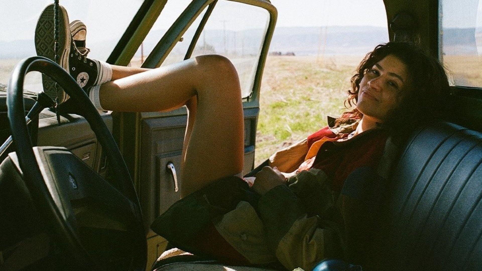 Третий сезон Эйфории в апреле 2026 года Шоу вернётся на экраны спустя четыре года после финала второго сезона Об этом объявила сама HBO телесеть также поделилась дебютным постером продолжения с Зендеей В центре сюжета окажутся повзрослевшие герои сериала К своим ролям вернутся Хантер Шафер Эрик Дэйн Джейкоб Элорди Сидни Суини и Колман Доминго К ним также присоединится Шэрон Стоун Rozetked Plus