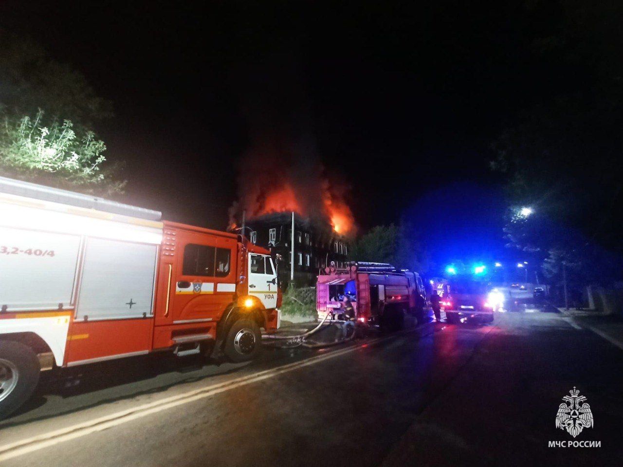 В Уфе во время крупного пожара погибли 2 человека В течение 6 минут сотрудники МЧС России уже были на месте. Открытым пламенем горела крыша многоквартирного двухэтажного жилого дома по улице Вагонной. В течение часа и 12 минут огонь был локализован на площади 160 квадратных метров. В результате пожара огнем повреждены крыша, а также две квартиры на 1 и 2 этажах, в которых во время тушения, обнаружены двое погибших: мужчина и женщина. Разбор конструкций и проливка продолжается. Травмированных нет, самостоятельно эвакуировались 9 человек. На месте работают сотрудники Следственного комитета, Прокуратуры, эксперт испытательной пожарной лаборатории и дознаватели МЧС России, опрашиваются очевидцы, устанавливаются все обстоятельства и причины пожара. За прошедшие сутки в Башкортостане: ЧС не зарегистрировано. На водных объектах произошло 2 происшествия. Огнеборцами потушено 26 пожаров. Для ликвидации ДТП привлекались 5 раз.