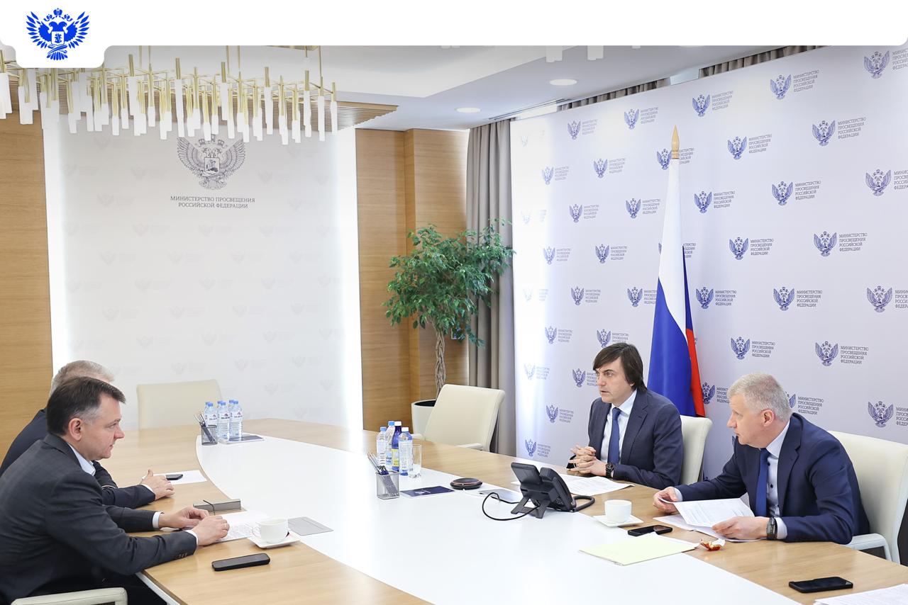 ‼ Сергей Кравцов встретился с врио губернатора Ростовской области Юрием Слюсарем Они обсудили вопросы строительства общеобразовательных учреждений в регионе, а также развитие среднего профессионального образования. «Ростовская область демонстрирует хорошие результаты в развитии системы образования. Здесь обновляется инфраструктура, строятся и капитально ремонтируются школы, оснащаются современные мастерские в колледжах. Уделяется особое внимание подготовке кадров для ключевых отраслей экономики. Проект «Профессионалитет» стал драйвером изменений в регионе: создаются современные образовательно-производственные кластеры, где готовят востребованных на рынке труда специалистов», — отметил Сергей Кравцов. По нацпроекту «Молодёжь и дети» в Ростовской области планируется построить несколько новых школ. Работы по одной из них — школе на 1 340 мест в Батайске — уже стартовали. Из федерального бюджета на это выделено 1,7 млрд рублей. Впереди также строительство новых образовательных учреждений в Ростове-на-Дону. Юрий Слюсарь поблагодарил главу Министерства просвещения за поддержку Ростовской области. «Вопросов в сфере образования Ростовской области, которыми нужно заниматься, много. Уверен, общими усилиями, используя наши собственные возможности и при поддержке федерального центра мы сможем их последовательно решать. Это касается и обновления учреждений образования, строительства новых объектов, кадрового дефицита», — отметил Юрий Слюсарь. В этом году дополнительно к федеральным средствам в области предусмотрели в региональном бюджете 1,6 млрд рублей, в том числе на модернизацию и строительство школ, оснащение предметных кабинетов, выплаты участникам программ «Земский учитель» и другие цели. Кроме того, в рамках развития системы СПО в этом году по федеральному проекту «Профессионалитет» 76,6 млн рублей получит Ростовский автотранспортный колледж на оснащение материально-технической базы. Отбор на участие в программе прошли ещё 3 учреждения: Ростовский колледж технологий машиностроения, Ростовский-на-Дону колледж связи и информатики и Пролетарский аграрно-технологический колледж. На их модернизацию учебно-производственных комплексов в 2026 году из федерального бюджета будет выделено по 100 млн рублей. #Новости_МП