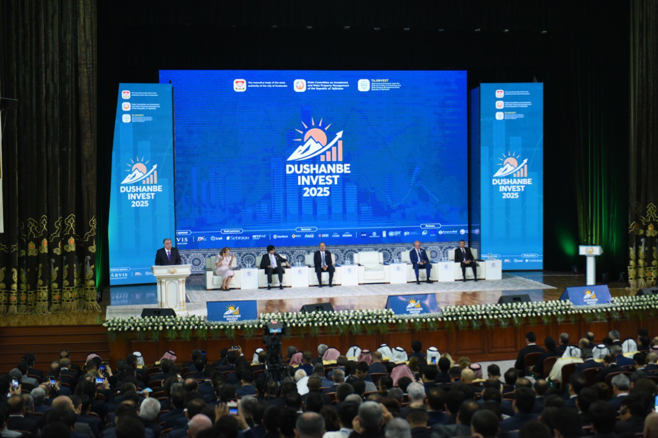 Соглашения на 3 млрд подписаны в первый день форума Душанбе Инвест 2025 В первый день Международного инвестиционного форума Душанбе Инвест 2025 в Таджикистане подписаны 26 ключевых соглашений и меморандумов на общую сумму около 3 12 миллиарда долларов Об этом сообщили в Государственном комитете по инвестициям и управлению государственным имуществом Республики Таджикистан Подписанные соглашения охватывают стратегически важные сектора экономики включая энергетику промышленность и коммуникации Общая сумма договоренностей в этих направлениях составила почти 3 12 миллиарда долларов В энергетической сфере было подписано пять соглашений на сумму 2 4 миллиарда долларов Эти проекты подчеркивают высокий потенциал Таджикистана в области как возобновляемых так и традиционных источников энергии В промышленном секторе заключено девять соглашений на общую сумму 386 миллионов долларов а в сфере связи соглашения на сумму 333 5 миллиона долларов Данные проекты предусматривают развитие инфраструктуры и повышение качества услуг для населения и бизнеса Кроме того четыре соглашения были подписаны в рамках государственно частного партнерства на сумму 8 9 миллиона долларов что отражает стремление Таджикистана укреплять взаимодействие между государственными органами и частным сектором Особое внимание привлекло подписание меморандума между комитетом в сфере энергетики и двух меморандумов с Королевством Саудовская Аравия в рамках пятого заседания Совместной межправительственной комиссии по экономическим торговым и культурным вопросам Эти документы открывают новые возможности для углубления двустороннего сотрудничества в различных сферах Форум проходит с участием более 1500 представителей из разных стран и стал знаковым событием для Таджикистана продемонстрировав высокий интерес международных партнеров к инвестиционным возможностям страны Присутствие на форуме Президента Республики Таджикистан Лидера нации уважаемого Эмомали Рахмона подчеркнуло важность привлечения иностранных инвестиций для дальнейшего экономического роста и устойчивого развития страны Подписанные соглашения создают прочную основу для открытия новых рабочих мест улучшения инфраструктуры и повышения конкурентоспособности национальной экономики По данным организаторов в первый день форума подписано почти 30 меморандумов и соглашений что свидетельствует о высоком доверии международных инвесторов к экономике Таджикистана