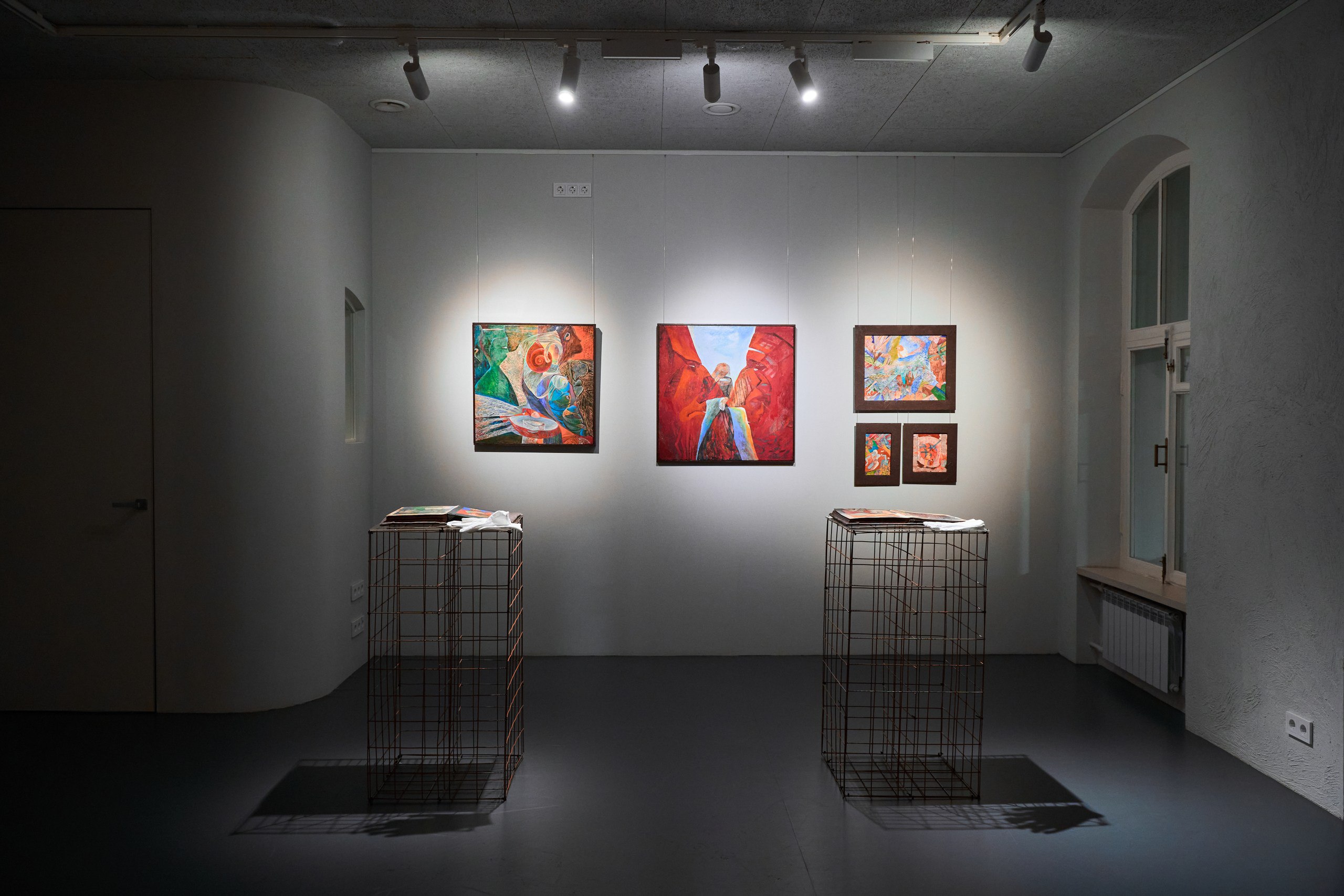 Директор Русского музея арт премия и другие новые выставки Петербурга Рассказываем о новых экспозициях которые можно посетить в Петербурге в выходные   Василий Пушкарев возглавлял Русский музей в 1951 1977 годы именно под его руководством институция провела генеральную реэкспозицию и сформировала все разделы отечественного искусства Выставка памяти директора работает до 16 февраля в Садовом вестибюле Михайловского дворца Зрители могут увидеть фото из собрания музея а также картины Кузьмы Петрова Водкина Зинаиды Серебряковой и Михаила Ларионова   Музей Эрарта 6 февраля откроет выставку номинантов Эрарта Премии 2026 года Участниками конкурса стали 40 современных художников например Фёдор Хиросигэ и Нестор Энгельке Победителей определит зрительское голосование которое продлится в два этапа с 6 февраля по 20 апреля и с 21 апреля по 3 июня Право голоса будет у посетителей музея и обладателей годовых билетов в Эрарту которым предоставят в том числе и возможность удаленного голосования   В Пространстве А на Каменноостровском проспекте до 21 февраля можно увидеть выставку петербургской художницы Юстины Комиссаровой Юстине Эпилог Этот проект она посвятила своей матери художнице и поэтессе Нине Спасской Тема доминирования и подчинения исследование нормы и безумия поиск своей идентичности и репрезентации себя и своего искусства это те вопросы которые я хочу затронуть в данном пространстве говорит Комиссарова   Галерея Navicula Artis в центре Пушкинская 10 проводит персональную выставку петербургского художника Павла Глазатова Для этого проекта он подготовил работы из двух серий инсталляции из повседневных материалов Реликты настоящего и движущиеся за счет потоков воздуха объекты Воздушный флот Харона Экспозиция открыта до 1 марта   В Екатерининском собрании можно осмотреть работы Сени Селиванова художника исследующего вопросы телесности анатомии и искажения человеческих фигур В практике Селиванова академическое образование сталкивается с прочувствованной с малого возраста красотой наивного искусства наследие бабушки художницы и арт брюта показанного мамой арт терапевтом Увлеченность анатомией тоже берет начало в детстве и до сих пор тело как элемент пластического языка представляет наивысший интерес говорят организаторы Другие идеи с планами на выходные вы найдете в нашей еженедельной рассылке Чем заняться в Петербурге Фото Вера Безрукова Пространство А Подписывайтесь на Бумагу и предлагайте новости