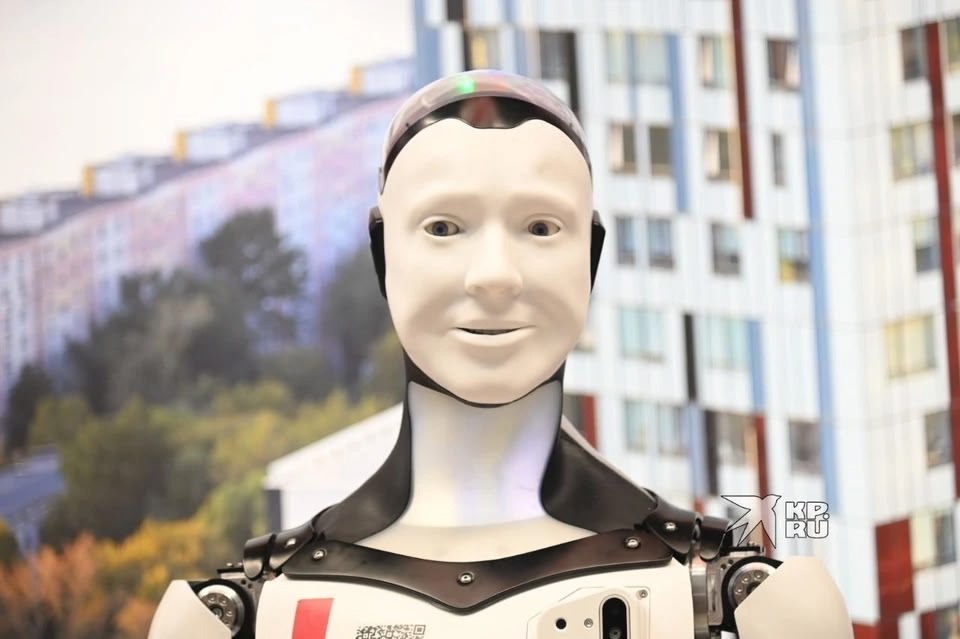 На «Иннопроме» показали робота с человеческим лицом. Его зовут Арди. Он работает консьержем в Москве. А именно, Арди помогает жителям дома взаимодействовать с управляющей компанией в ЖК «Хедлайнер». Фото: Ольга Юшкова. Подписаться Новости Екатеринбурга