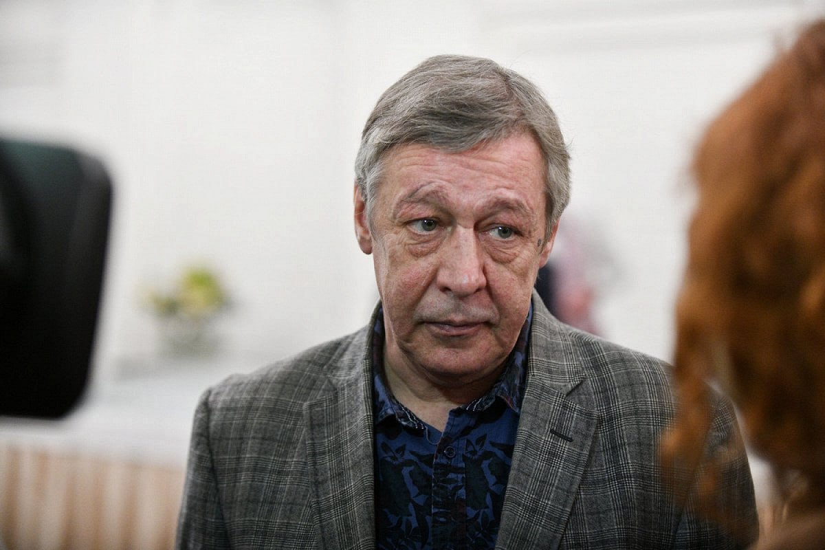 Никита Михалков помог Михаилу Ефремову выйти по УДО и вернуться к работе Ксения Собчак подтвердила информацию, что Никита Михалков помог Михаилу Ефремову с работой. По словам журналистки, Михалков устроил Ефремова на постоянную работу в свой театр «Мастерская 12». Именно в нем пройдет первый спектакль с участием освободившегося из колонии актера. «Никита Сергеевич помог, я — свидетель. Миша написал письмо, и оно Михалкова тронуло. Михалков вообще такой: может быть очень жёстким, но реально имеет и ресурс, и возможность помочь творческой интеллигенции в России. Такой Горький нового времени», — написала Собчак в телеграм-канале «Кровавая барыня». 19 июня несколько СМИ распространили информацию, что Михалков помог Ефремову выйти из колонии по УДО. В публикациях утверждалось, что условием для этого было устройство на работу в театр режиссера и участие в двух постановках. По данным журналистов, речь может идти о спектаклях «Без свидетелей» и «Ревизор». Премьера последнего намечена на июнь. Подписывайтесь