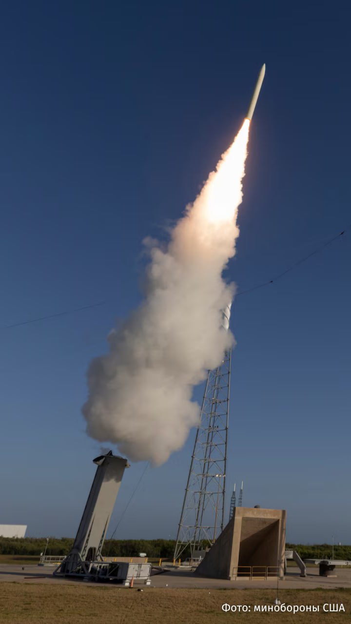 Прототип гиперзвуковой ракеты морского базирования испытали в США. Об этом сообщает Пентагон. Испытанный прототип — ракета с неядерной боевой частью. Ее запуск произвели методом "минометного старта". Согласно ему, ракету "выбрасывают" из шахты под давлением газа. При этом двигатель запускается уже на расстоянии от платформы — это необходимо, чтобы избежать повреждений корабля. Как уточняет Пентагон, запуск ракеты — часть программы по усилению "гиперзвукового потенциала" США. Отправить новость
