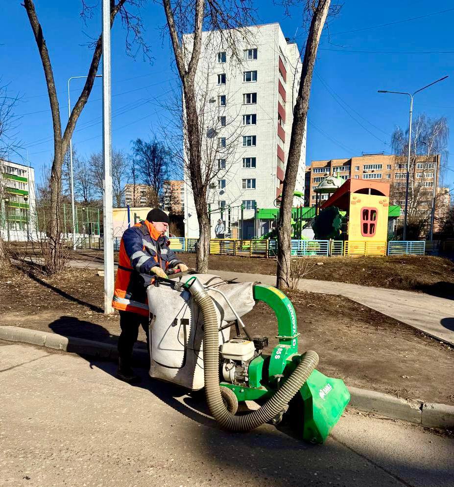 Пылесосить дворы начали в Подмосковье  Пилотный проект уже стартовал в пяти округах области — Истре, Королеве, Сергиевом Посаде, Чехове и Электростали. В ближайшее время к эксперименту присоединятся и другие муниципалитеты.  По словам заместителя председателя областного правительства Владислава Мурашова, до конца апреля коммунальщики протестируют 70 новых пылесосов от разных производителей. Лучшие модели получат распространение по всему региону.  Новая техника существенно облегчит коммунальщикам уборку: один такой пылесос справляется с работой как 5-10 обычных дворников. При этом качество уборки заметно выше: техника тщательнее очищает поверхности и собирает мусор в специальные контейнеры, что упрощает его вывоз. А главное — работа становится намного легче в физическом плане для самих работников коммунальных служб.  Надеемся, шумят эти пылесосы не очень сильно