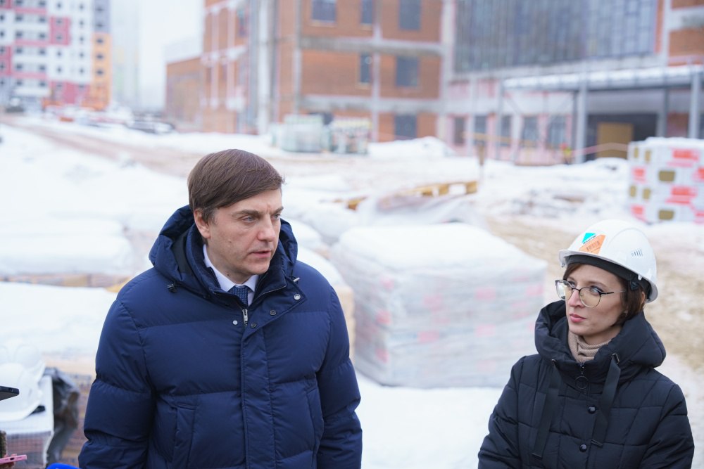 Сергей Кравцов посетил строящуюся в Курске школу на 1 600 мест Министр просвещения Российской Федерации Сергей Кравцов в рамках рабочей поездки в Курскую область посетил площадку строительства общеобразовательной школы на 1 600 мест на проспекте Н Плевицкой