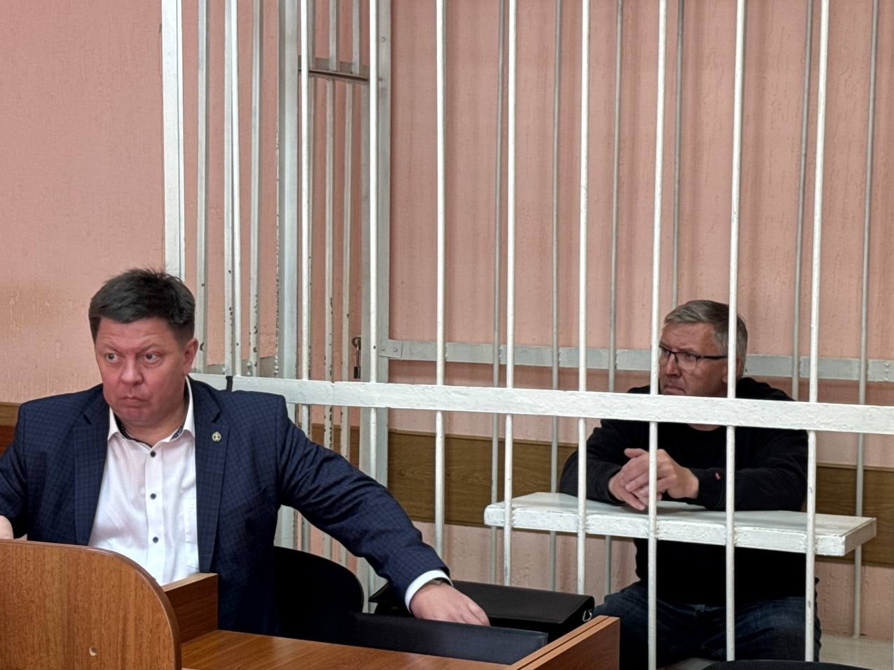 Суд поместил под домашний арест до 24 ноября первого замдиректора филиала Новосибирского авиационного завода им В П Чкалова Юрия Ненева По версии следствия фигурант дела передал взятку начальнику ФГБУ Центральный научно исследовательский институт военно воздушных сил Минобороны РФ Размер подношений составил более 1 9 млн руб считают правоохранители По предъявленным обвинения Юрию Неневу грозит до 15 лет лишения свободы Суды общей юрисдикции Новосибирской области  Подписывайтесь на Ъ Сибирь