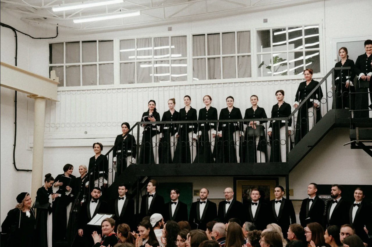 22 февраля в Казанском художественном училище имени Н И Фешина покажут концертное исполнение хоровых картин Бакый посвященных фигуре Баки Урманче Над проектом работали режиссер Туфан Имамутдинов композитор Эльмир Низамов и руководитель хора Миляуша Таминдарова Премьера Бакый состоялась 1 ноября 2025 года на фестивале АВАЗДАШ в Альметьевске   entermedia io news v kazani projdet kontsertnoe ispolnenie horovyh kartin bakyj