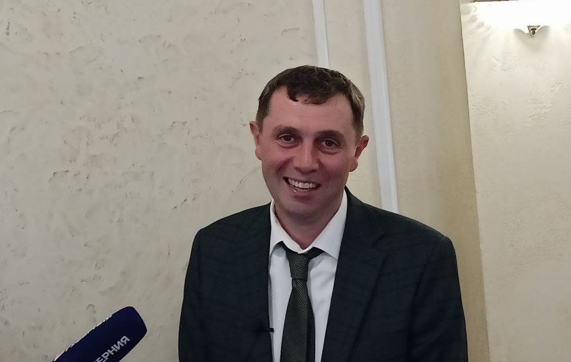 Углубим, улучшим, удвоим - майские лозунги Петрина Вчера мэр Воронежа выступал с отчетным докладом за 2024 год в городской думе. Часть выступления была посвящена состоянию строительной отрасли города. В 2024 году в Воронеже введено в строй 839 тыс. кв. метров жилья, в том числе 639 тыс. кв. метров многоквартирных домов в 47 новостройках. Еще 200 тыс. кв. метров - это ИЖС. Общее падение объемов введенного в строй жилья за год составило 13%. Петрин пожаловался депутатам на федеральное правительство, прекратившее с 1 июля действие льготной ипотечной программы. Именно в этом глава города видит причину всех бед воронежских строителей. Тем не менее, за прошедший год мэрия выдала 440 разрешений на строительство и подписала ввод в эксплуатацию 286 объектов капстроя. «За прошедший год были ликвидированы значительные объемы ветхого жилья — площадь расселенных аварийных домов составила 16 тысяч квадратных метров, освободив место для комфортного проживания 397 семей более тысячи человек , уничтожены также 13 зданий с признаками аварийности. Кроме этого продолжает развиваться и программа поддержки молодых семей: число семей, получивших субсидии, выросло до 28 против прошлогодних 18. Для реализации данной инициативы предусмотрено увеличение бюджетного финансирования до 70 миллионов рублей», - похвастался мэр и пообещал удвоить поддержку молодежи «в вопросах улучшения жилищных условий». «В 2024 году с привлечением средств инфраструктурного бюджетного кредита велись работы на ВПС-21, ВПС-9, канализационных и водопроводных линиях на улице Изыскателей, котельных на улицах Свободы и Туполева. Была введена в эксплуатацию школа № 108 на 1 600 мест на улице Домостроителей. Завершено строительство школы на 1 575 мест на улице Шишкова. Были открыты детские сады - на 100 мест в ЖК «Современник» и на 120 мест на улице Конструкторов. Капитально отремонтированы пять дошкольных учреждений, текущий ремонт сделан в 60 детских садах. Велось строительство трех новых спортивных объектов, продолжался капитальный ремонт дворца спорта «Юбилейный». Значит, все не так уж плохо на сегодняшний день.