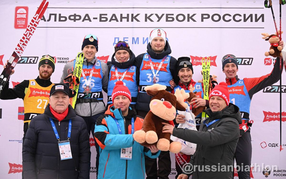 Перейдем к армейским победам     Серебро Альфа-Банк Кубка России по биатлону в спринтерской гонке взял Эдуард Латыпов, бронзу — Максим Цветков.    Кристина Резцова – лучшая в спринтерской гонке на Альфа-Банк Кубке России, бронза у Наталии Шевченко .    Александр Большунов  — победитель спринта в Ижевске, вторым стал Александр Терентьев.     Фото: Союз биатлонистов России, Федерация лыжных гонок России