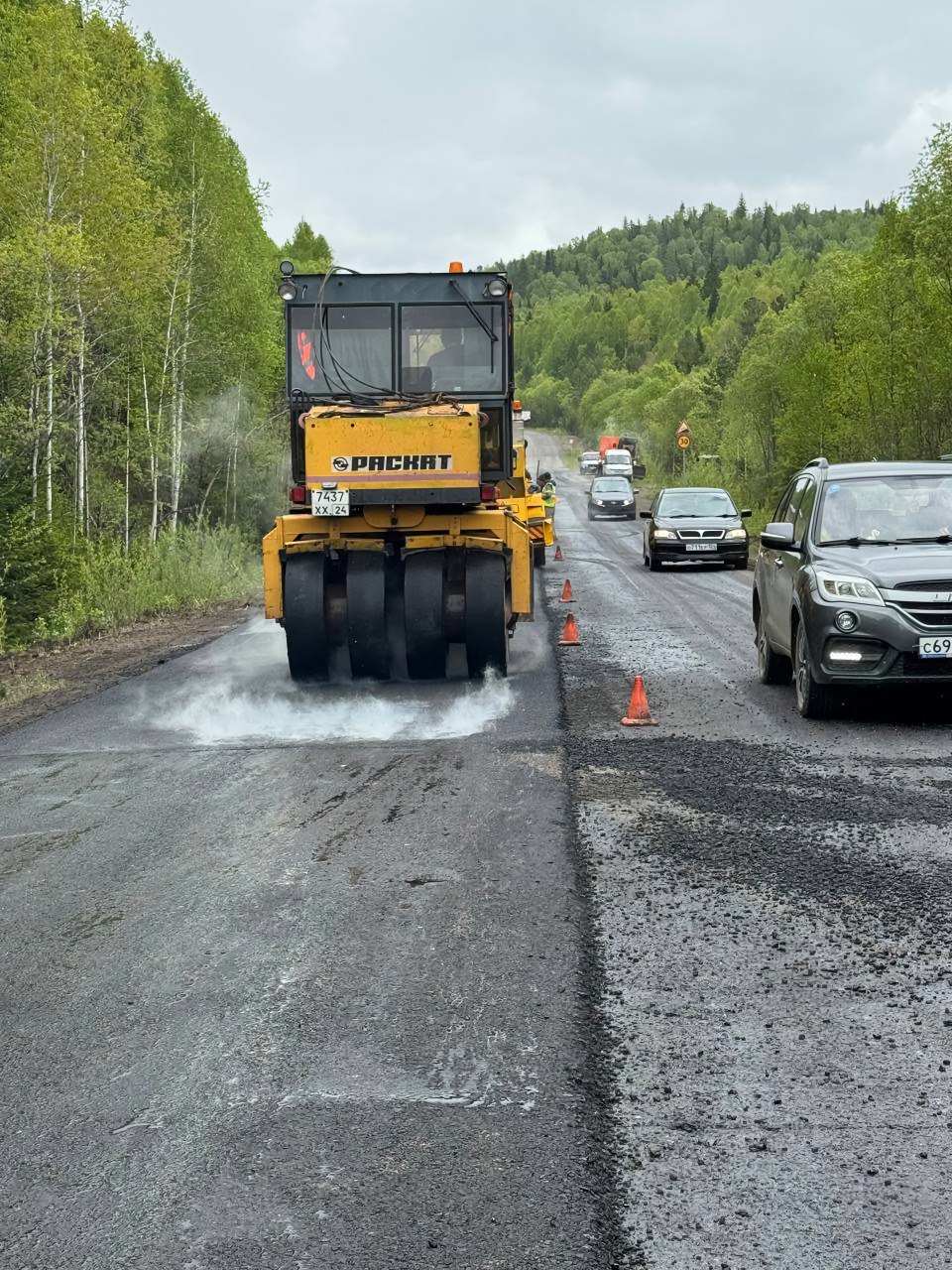 Дорогу и два моста отремонтируют в Курагинском районе Работы по нацпроекту «Инфраструктура для жизни» охватят участок трассы «Саяны» с 122 по 130 км, также запланирован капитальный ремонт мостов через реку Джебь и ручей. В КрУДор рассказали, что дорогу сдадут в сентябре, мост на 153-м км введут в эксплуатацию до конца года, а переправу через ручей на 148-м км в следующем году. Фото: КрУДор