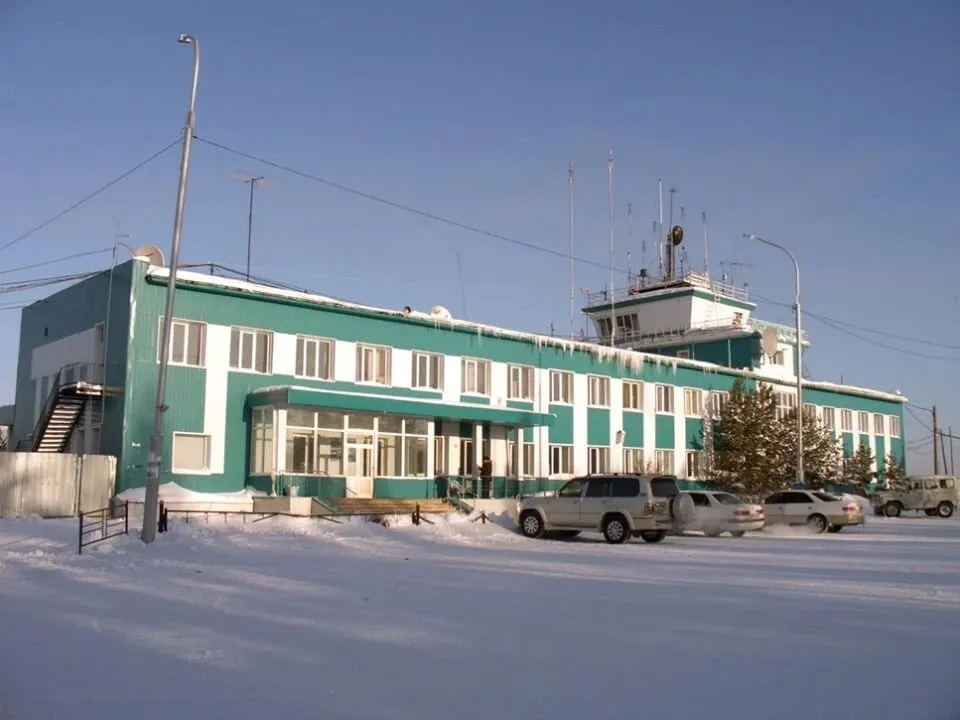Минтранс Якутии взял на особый контроль ситуацию с закрытием аэропорта Ленска и угрозой подтопления в Зырянке Из за ожидаемого подъема уровня воды в реке Колыме в первой декаде мая есть риск затопления полосы аэропорта Зырянки Авиакомпания Полярные авиалинии готова организовать стыковочные рейсы на вертолетах Ми 8Т Маршруты Зырянка Среднеколымск Зырянка и по согласованию с пассажирами Зырянка Белая Гора Зырянка ulusmedia Читайте нас в MAX