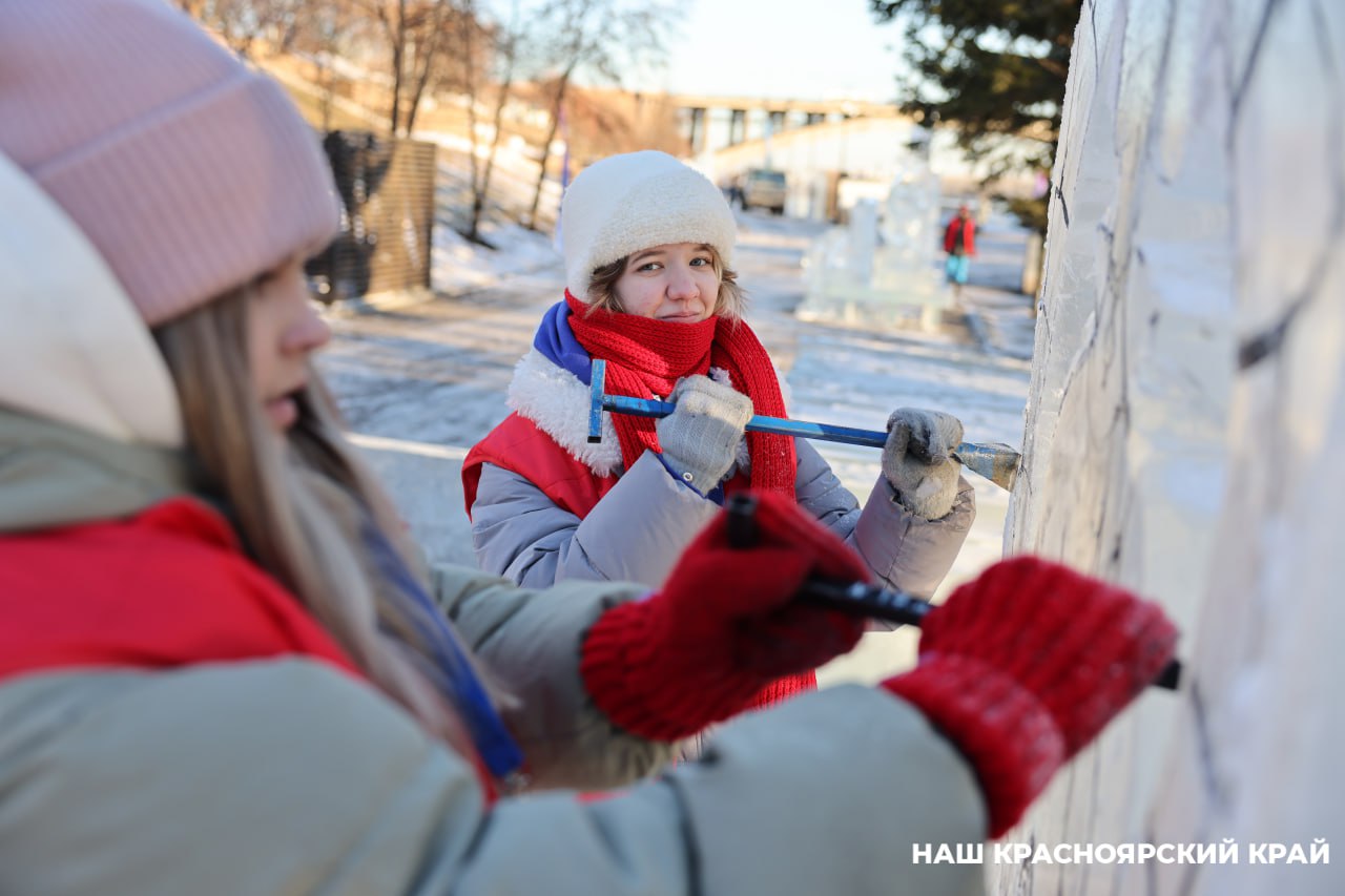 Международный конкурс «Волшебный лед Сибири» открыли на Центральной набережной Красноярска   С 6 по 11 января 20 команд будут трудиться над своими работами: 10 из них будут создавать скульптуры изо льда, 10 – из снега.   На фестиваль приехали участники из Монголии, Китая, Белоруссии, а также из Перми, Сочи и Якутии.   На нижнем ярусе Центральной набережной красноярцы могут увидеть работы начинающих скульпторов, которые принимали участие в молодежном этапе фестиваля.