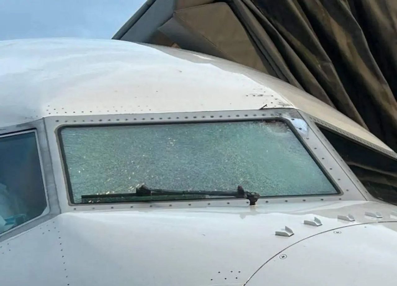 В США у самолёта Boeing 737 MAX на высоте 11 тысяч метров лопнуло лобовое стекло сообщают СМИ Инцидент произошел 16 октября во время рейса авиакомпании United Airlines из Денвера в Лос Анджелес На борту находилось 140 человек борт изменил курс и успешно приземлился в аэропорту Солт Лейк Сити Никто не пострадал причины происшествия выясняются uletet 1